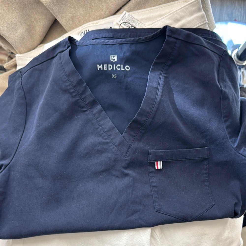 New Mediclo Navy Blue Scrub Top XS